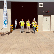 3 collega's voor het pand 