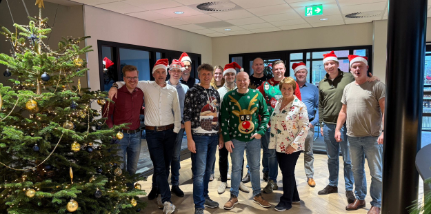 Collegas bij kerstboom Systabo 