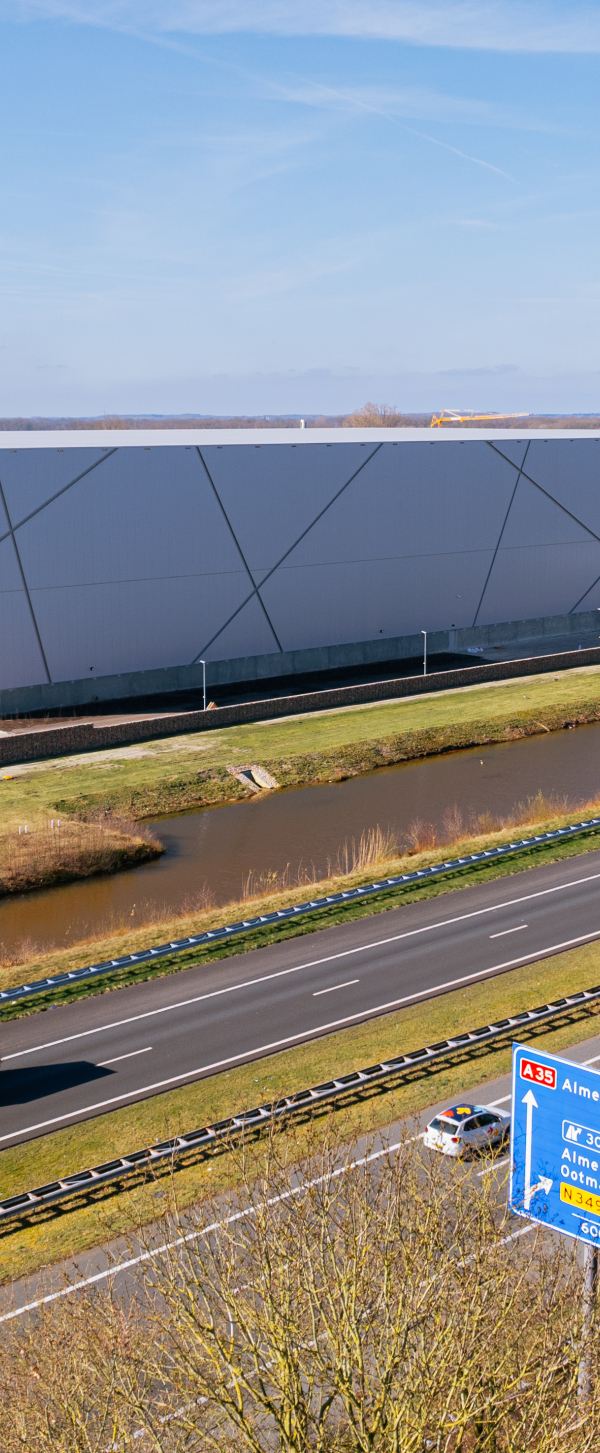 Hoogbouwmagazijn vanaf de snelweg met drone