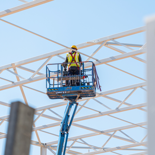 Man in kraan aan het werk veiligheid
