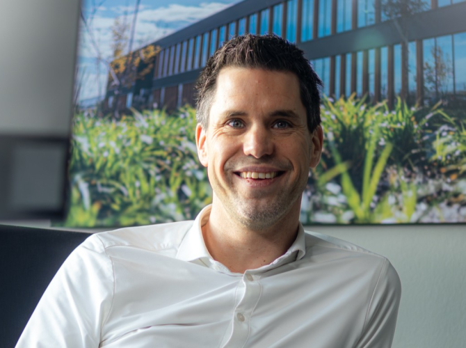 Directeur Martijn op kantoor voor advies en kennismaking