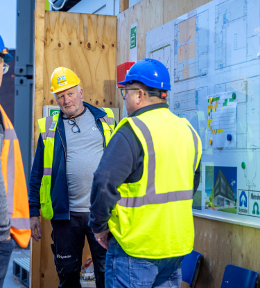 mannen overleg bij het bord op de bouw