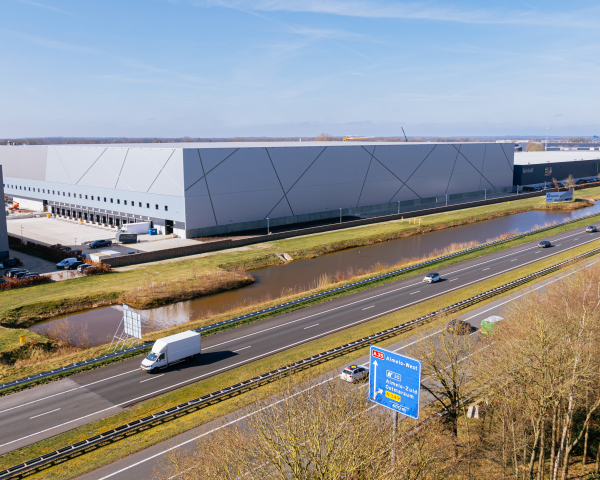 Hoogbouwmagazijn vanaf de snelweg met drone 