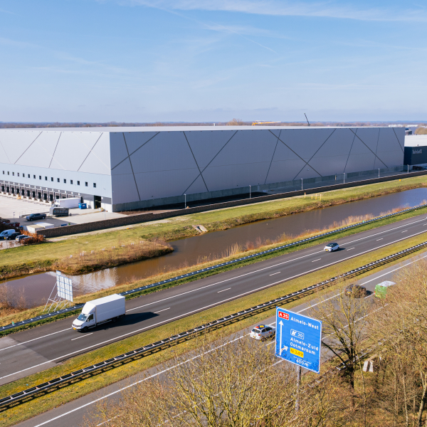 Hoogbouwmagazijn vanaf de snelweg met drone 