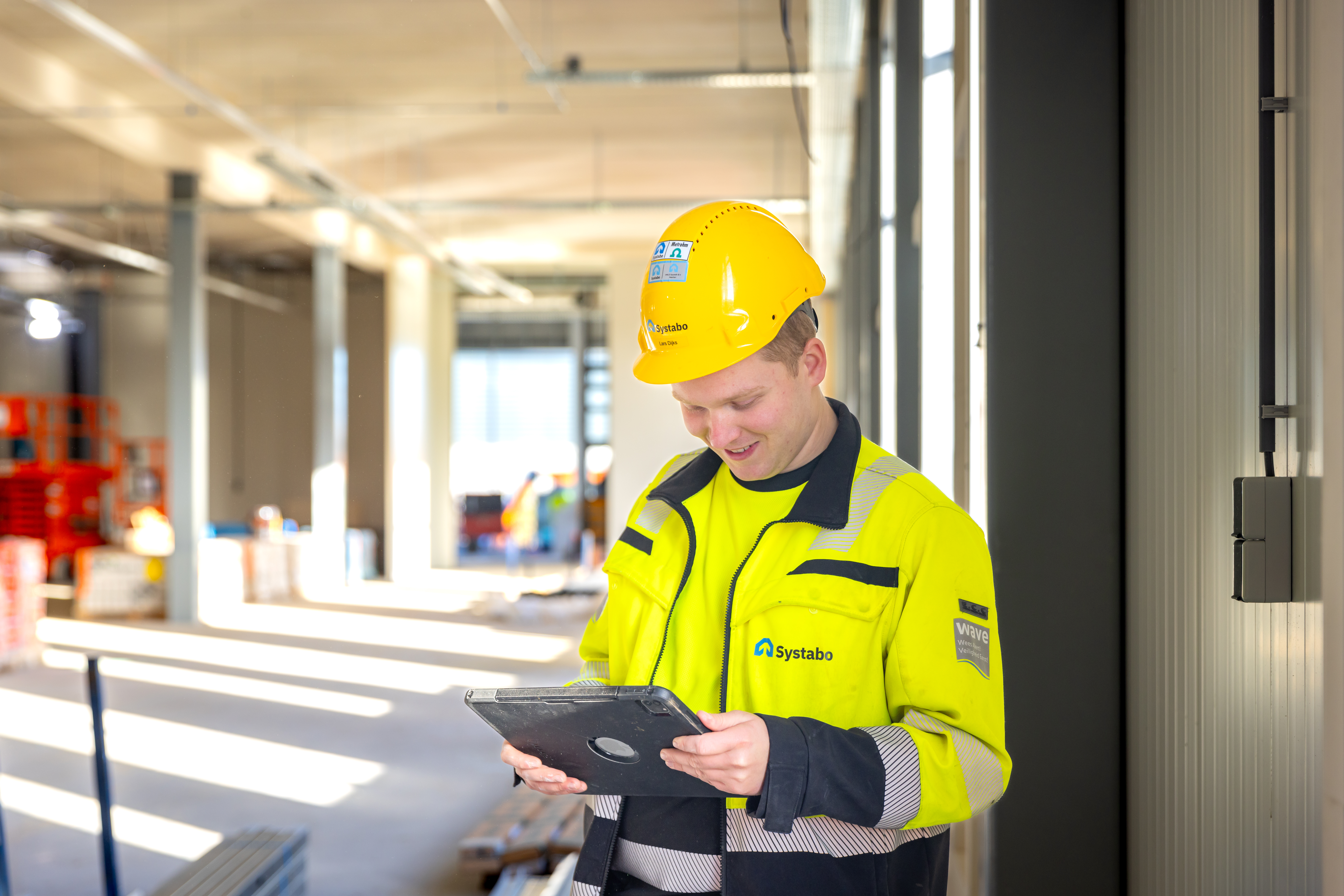 Man op de bouw voert checks uit