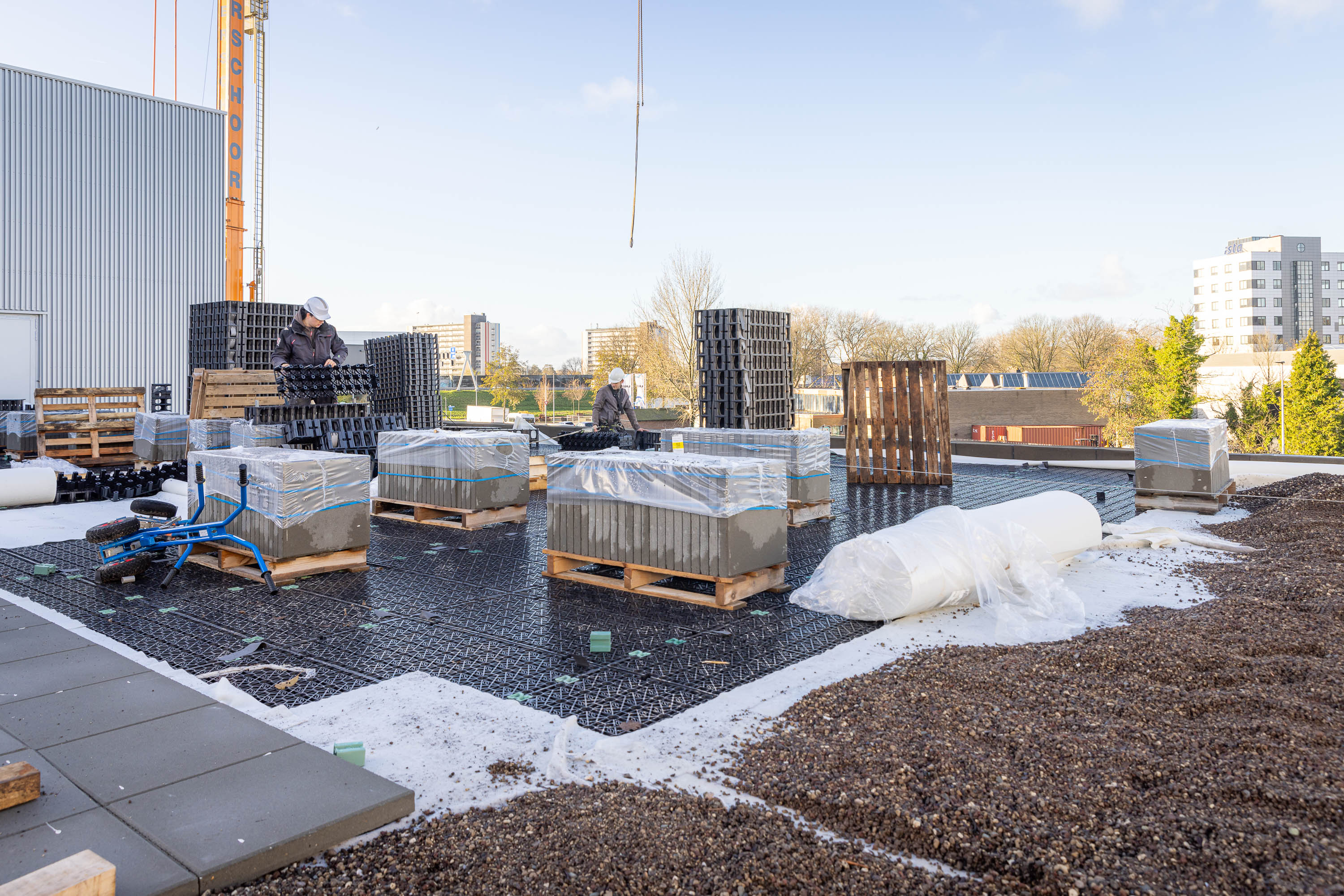 Metrohm kratten op daktuin worden aangelegd