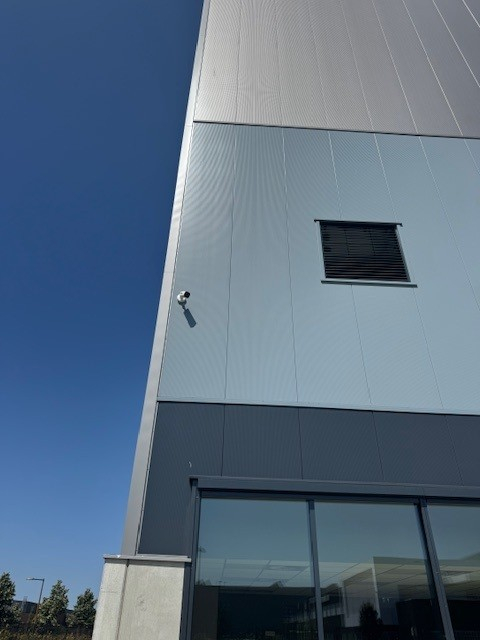 Beveiligingscamera aan hoogbouwmagazijn Almelo