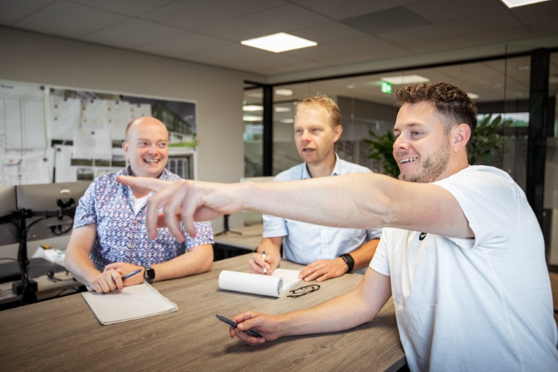 collega's in overleg op kantoor over projecten